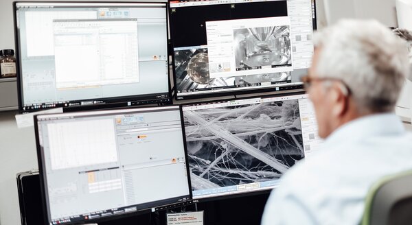 Mitarbeiter der CRB Analyse Service GmbH bei der Durchführung einer Asbest-Analyse | © CRB Analyse Service GmbH