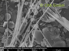REM-Aufnahme von Amphibolasbest, Tremolit in kinetischem Sand | © CRB Analyse Service GmbH