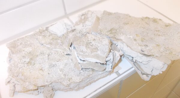 Asbesthaus - Fundstelle: Asbesthaltiger, mineralischer Fliesenkleber, Fugenmassen | © 2019, CRB Analyse Service GmbH | © CRB Analyse Service GmbH