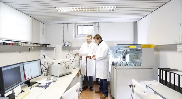 CRB GmbH | Vista Laboratorio con SEM e XRF | © CRB Analysis Service GmbH