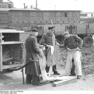 Firefighters in protective suits	 | © Von Bundesarchiv, Bild 183-37769-0001 / Biscan / CC-BY-SA 3.0, CC BY-SA 3.0 de, https://commons.wikimedia.org/w/index.php?curid=5428261