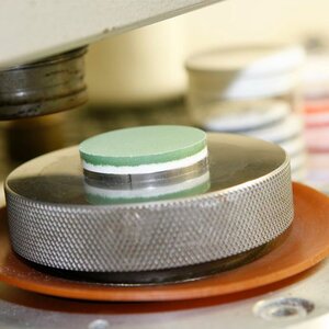 Pressed powder pellet for XRF-analysis | © CRB Analyse Service GmbH