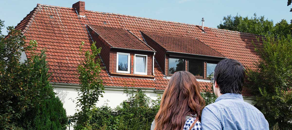 Paar schaut auf älteres Haus 